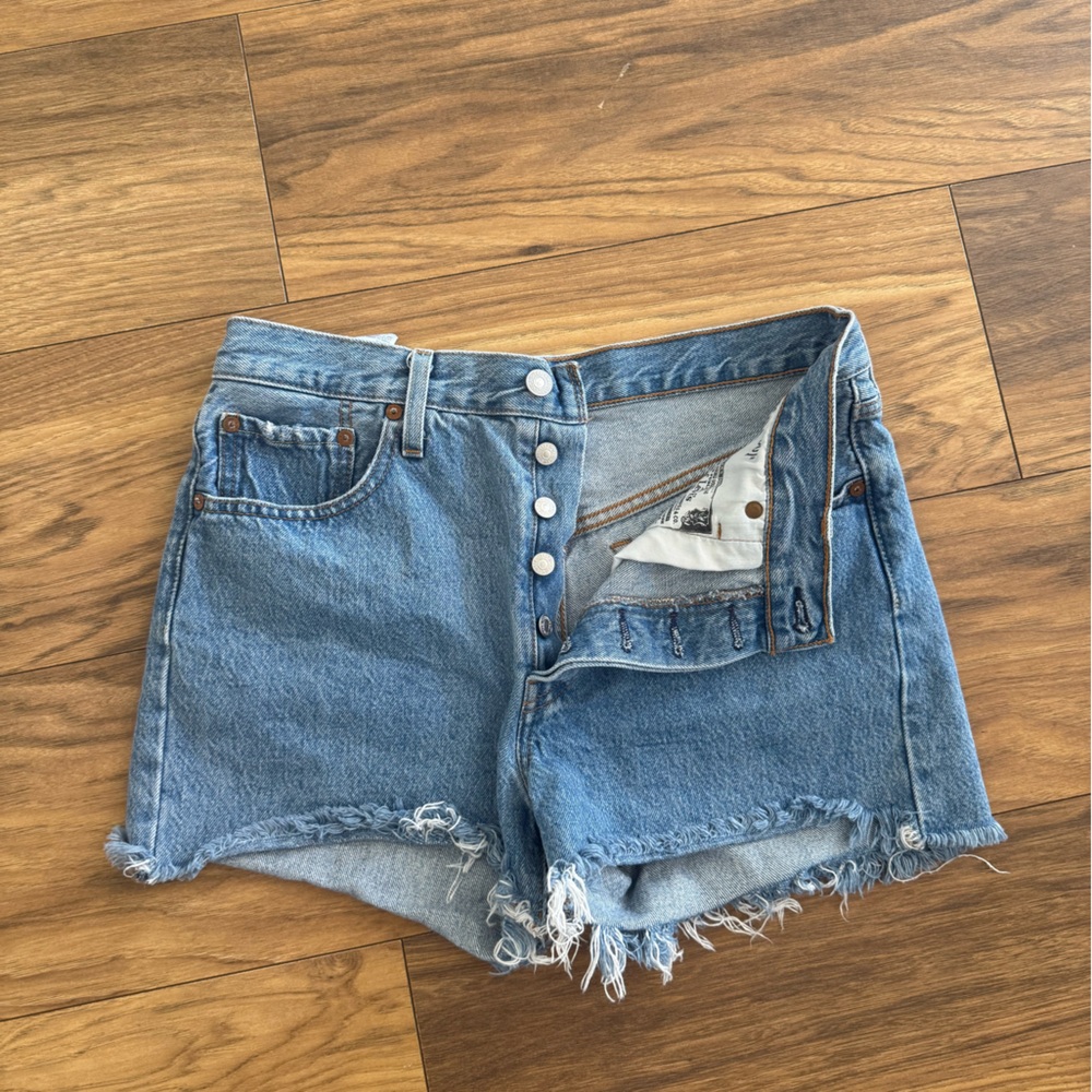 Levi 501 high waisted shorts in W28